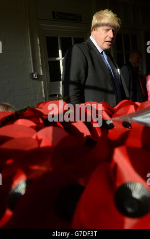 Il Sindaco di Londra, Boris Johnson visita la Poppy Factory a Richmond, a sud-ovest di Londra, dove ha incontrato veterani di guerra e aiutato a fare i papaveri per la Domenica della memoria. Foto Stock