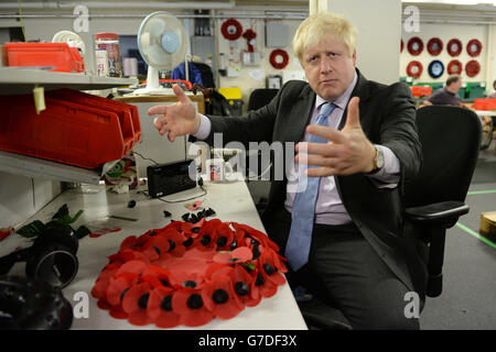 Il Sindaco di Londra, Boris Johnson visita la Poppy Factory a Richmond, a sud-ovest di Londra, dove ha incontrato veterani di guerra e aiutato a fare i papaveri per la Domenica della memoria. Foto Stock