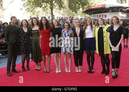 Membri del cast, tra cui Maisie Williams (centro) e Florence Pugh (quarta a destra), arriveranno alla proiezione del Festival del Cinema di Londra BFI, presso l'Odeon West End di Leicester Square, Londra. Foto Stock