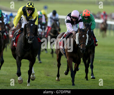 Big Easy guidato dal jockey Tom Queally (a sinistra) vince il Betfred Cesarewitch all'ippodromo di Newmarket. Foto Stock