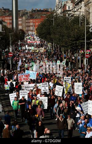 Migliaia di persone marciano su o'Connell Street a Dublino durante una dimostrazione contro le tasse idriche. Foto Stock