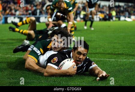 Il Brent Webb della Nuova Zelanda segna un primo tentativo di Kiwi contro l'Australia durante la partita della Gillette Tri-Nations Series a Loftus Road, Londra, sabato 23 ottobre 2004. Foto Stock