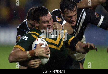 Il Jason Ryles australiano viene messo in campo dai kiwi Tacklers durante la partita della Gillette Tri-Nations Series a Loftus Road, Londra. Foto Stock