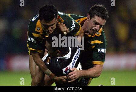 Willie Tonga (a sinistra) e Matt Cooper in Australia fermano Thomas Leuluai in Nuova Zelanda durante la partita della Gillette Tri-Nations Series a Loftus Road, Londra. Foto Stock
