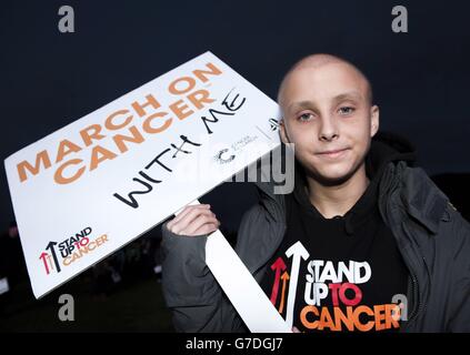 UNA SOLA VOLTA. L'adolescente Leon Rendle, 15 anni, che sta combattendo contro il sarcoma di Ewing - un raro cancro alle ossa che colpisce meno di 30 bambini nel Regno Unito ogni anno - che sta combattendo la malattia per la seconda volta, conduce oltre 1,100 persone che prendono parte a una marcia notturna contro il cancro. Foto Stock