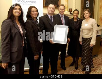 Il primo ministro Tony Blair e il ministro degli interni Baroness Scotland presentano il premio Outstanding Achievement in Engaging Community Award al team di sicurezza della comunità della Divisione Pennine, rappresentato da (L a R) Mussurut Zia, WPC Susan Parker, Ispettore Jeff Brown e WPC BEV Taylor, a Downing Street. Il premio faceva parte dei Premi di Giustizia, assegnati a persone in prima linea nel sistema di giustizia penale. Foto Stock