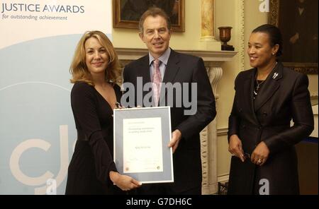 Il primo Ministro Tony Blair e il Ministro degli interni Baroness Scotland presentano a Downing Street il contributo di Walsall per il suo lavoro con le ragazze vulnerabili a rischio di prostituzione. Il premio era parte dei premi di Giustizia, assegnati a persone in prima linea del sistema di Giustizia penale. Foto Stock