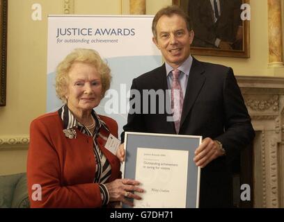 Il primo Ministro Tony Blair presenta a Mary Lindrea il premio di premiazione per le vittime del Somerset, presso Downing Street. Il premio era parte dei premi di Giustizia, assegnati a persone in prima linea del sistema di Giustizia penale. Foto Stock