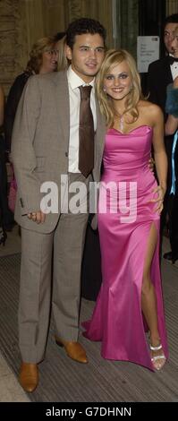 Gli attori di Coronation Street Ryan Thomas e Tina o'Brien arrivano per il 10° anniversario National Television Awards 2004, che si tiene presso la Royal Albert Hall di Londra. Foto Stock