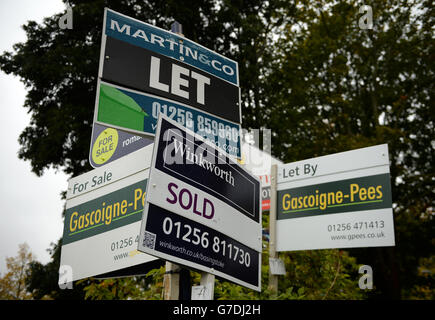 Vista generale di venduto, Let by, Let e per i segni di vendita fuori di un blocco di appartamenti a Basingstoke, hampshire Foto Stock