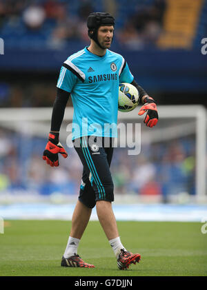 Calcio - Barclays Premier League - Chelsea / Aston Villa - Stamford Bridge. Il portiere del Chelsea Petr Cech si riscalda prima della partita della Barclays Premier League a Stamford Bridge, Londra. Foto Stock