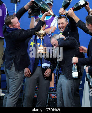 Il capitano d'Europa Paul McGinley viene coperto di champagne durante le presentazioni dei trofei il terzo giorno della 40° Ryder Cup al Gleneagles Golf Course, Perthshire. Foto Stock