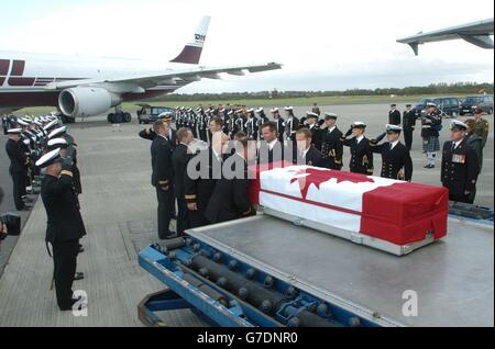 I resti del tenente Chris Saunders, l'unico Crewman morto per le sue ferite dopo che il sommergibile canadese HMCS Chicoutimi ha subito un incendio a bordo martedì scorso, essendo stato rimosso dall'aeroporto di Dublino con pieni onori militari e navali irlandesi, ad un aereo militare canadese in attesa di ritorno a Halifax Novia Scotia, All'aeroporto di Dublino. Il sommergibile canadese subì un incendio a bordo, e si era allontanato senza potere dopo il largo della costa nordoccidentale dell'Irlanda prima che le navi navali irlandesi e britanniche convergevano sulla scena e iniziavano un'operazione di rivendita. 13/10/04: Crewmen del Foto Stock