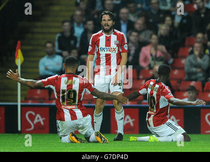 Jonathan Douglas di Brentford (centro) celebra con Andre Grey (a sinistra) e Moses Odubajo (a destra) dopo aver segnato il suo gol di apertura della partita contro Watford durante la partita del campionato Sky Bet a Vicarage Road, Watford. Foto Stock