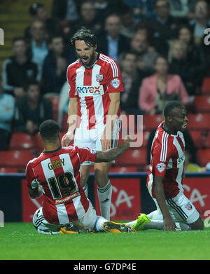 Jonathan Douglas di Brentford (centro) celebra con Andre Grey (a sinistra) e Moses Odubajo (a destra) dopo aver segnato il suo gol di apertura della partita contro Watford durante la partita del campionato Sky Bet a Vicarage Road, Watford. Foto Stock