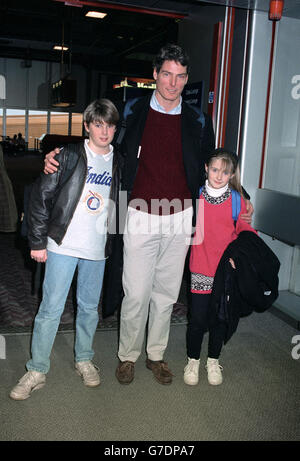 L'attore americano Christopher Reeve, che ha suonato Superman, con i suoi due figli Matthew e Alexandra all'aeroporto di Heathrow che partiva per trascorrere il Natale a New York. 11/10/04: Il signor Reeve è morto all'età di 52 anni dopo essere caduto in coma il sabato ed è entrato in arresto cardiaco mentre nella sua casa di New York, poi è morto la domenica, il suo pubblicista Wesley Combs ha rivelato. Reeve fu paralizzata dalle spalle dopo un incidente di guida nel 1995. Foto Stock