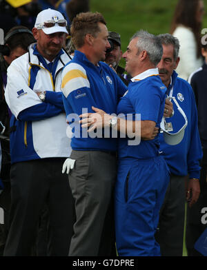 Il capitano europeo Paul McGinley si congratula con il giocatore Ian Poulter per aver vinto la 40° Ryder Cup al Gleneagles Golf Course, Perthshire. Foto Stock
