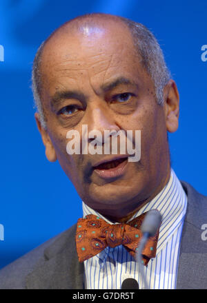 Ken Olisa, membro del consiglio di amministrazione, interviene durante la conferenza annuale dell'Istituto dei direttori presso la Royal Albert Hall di Londra. Foto Stock