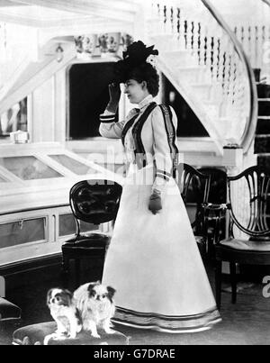 Una prima fotografia della Regina Alexandra con i suoi cani da compagnia presi sul Royal Yacht durante una visita a Cowes. Foto Stock