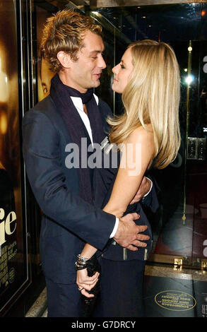 Le star del film Jude Law e Sienna Miller arrivano per la prima beneficenza mondiale di Alfie all'Empire Leicester Square nel centro di Londra in aiuto della fondazione Make-A-Wish. 15/10/04: Jude Law e Sienna Miller che hanno avuto lo sguardo d'amore alla prima del loro nuovo film Alfie. La coppia cadde l'una per l'altra mentre filmava il remake del classico degli anni '60. La legge assume il ruolo di Michael Caine del womanizer di Cockney che assesta una serie di belle donne e Miller gioca una delle sue conquiste. 31/10/04: Il film di legge Alfie è stato votato uno dei peggiori remake cinematografici di tutti i tempi. I critici lo sono stati Foto Stock