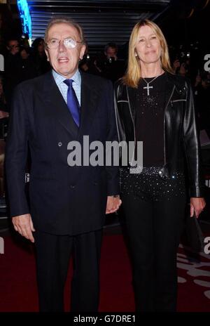 Sir David Frost e la moglie Lady Carina arrivano per la premiere mondiale di beneficenza di Alfie all'Empire Leicester Square nel centro di Londra, in aiuto della fondazione Make-A-Wish. Foto Stock