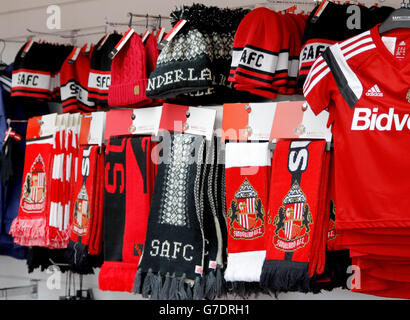 Cappelli e sciarpe in vendita allo Stadio della luce prima della partita della Barclays Premier League allo Stadio della luce, Sunderland. PREMERE ASSOCIAZIONE foto. Data foto: Sabato 4 ottobre 2014. Vedi la storia della Pennsylvania SUNDARLAND DI CALCIO. Il credito fotografico deve essere: Richard Sellers/PA Wire. Foto Stock