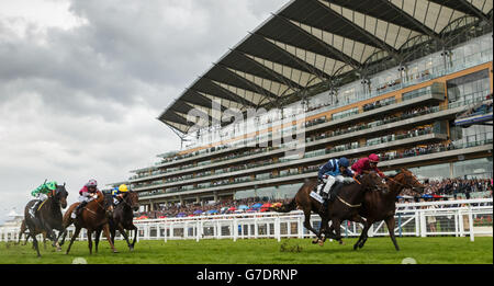 Lightning Storm (lato lontano) guidato da George Baker viene a casa per vincere il John Guest Bengough Stakes in un finale fotografico dal secondo posto Danzeno (lato vicino) guidato da Andrew Mullen durante il secondo giorno dell'Ascot CAMRA Beer Festival presso l'ippodromo di Ascot, Berkshire. Foto Stock