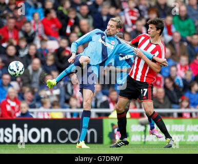 Peter Crouch di Stoke City (a sinistra) e Santiago Vergini di Sunderland si sfidano durante la partita della Barclays Premier League allo Stadio di luce di Sunderland. Foto Stock