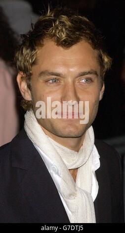 L'attore Jude Law arriva per la prima cinematografica del suo nuovo film 'Alfie' al Teatro Ziegfeld di New York. Foto Stock