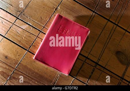 Una rara copia della prima edizione del "Little Red Book" del Presidente Mao TSE-Tung si trova su un tavolo presso la casa d'aste Bonhams nel centro di Londra. Il libro, stampato nel 1964, conosciuto anche come la "Bibbia cinese" del Presidente, dovrebbe essere pubblicato tra il 2500 e il 3000. Foto Stock