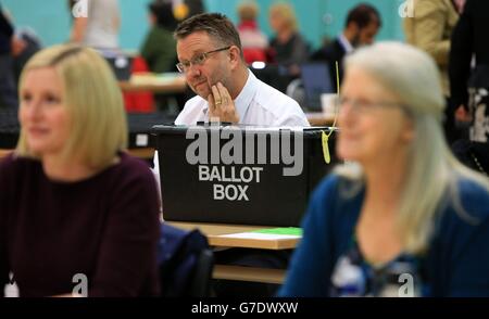 I primi voti iniziano a essere contati per le elezioni parlamentari di Heywood e Middleton che si tengono nel villaggio sportivo di Heywood, Heywood, Greater Manchester. Foto Stock