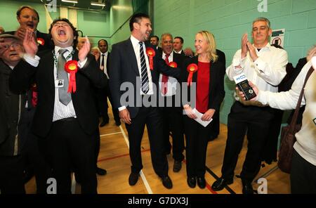 Liz McInnes del Labor celebra la sua vittoria dopo la conta delle elezioni parlamentari della circoscrizione di Heywood e Middleton che si sono svolte presso il villaggio sportivo di Heywood, Heywood, Greater Manchester. Foto Stock