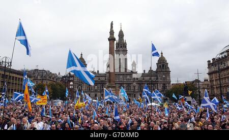 Sostenitori dell'indipendenza scozzese al Hope over Fear Rally di George Square a Glasgow, che ha lo scopo di mantenere lo slancio dei sostenitori di YES in corso. Foto Stock