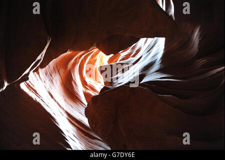 Vista verso l'alto nell'Antelope Canyon (Navajo Nation, Arizona, STATI UNITI D'AMERICA) Foto Stock