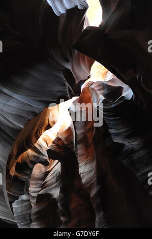 Vista verso l'alto nell'Antelope Canyon (Navajo Nation, Arizona, STATI UNITI D'AMERICA) Foto Stock