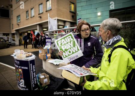 I lavoratori della NHS si trovano al di fuori del Bristol Royal Infirmary Hospital, Bristol, dove il personale protesta contro le condizioni di aumento delle retribuzioni. Foto Stock