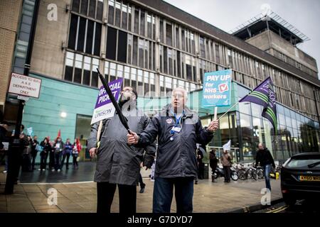 I lavoratori della NHS si trovano al di fuori del Bristol Royal Infirmary Hospital, Bristol, dove il personale protesta contro le condizioni di aumento delle retribuzioni. Foto Stock