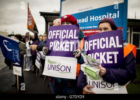 Il picket dei lavoratori della NHS al di fuori del Southmead Hospital, Bristol, dove le ostetriche dell'unità di maternità e altri membri del personale della NHS protestano contro le condizioni di aumento della retribuzione. Foto Stock