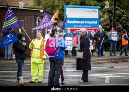 Il picket dei lavoratori della NHS al di fuori del Southmead Hospital, Bristol, dove le ostetriche dell'unità di maternità e altri membri del personale della NHS protestano contro le condizioni di aumento della retribuzione. Foto Stock