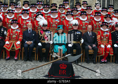 Queen visite Torre di Londra Foto Stock