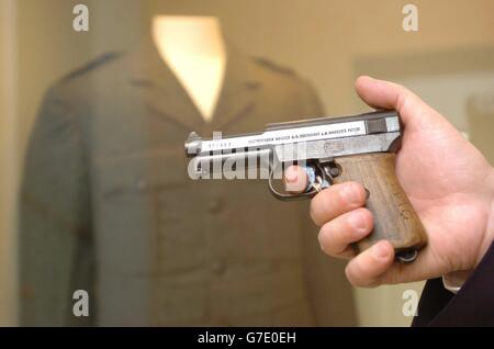 Una pistola automatica Mauser modello 1911, che apparteneva a una figura politica irlandese, Michael Collins è esposta dal dottor Pat Wallace, direttore del Museo Nazionale d'Irlanda, a Collins Barracks, Dublino, Irlanda. La sigla 'MC' può essere vista alla base della grip in legno e farà parte di una nuova mostra di cimeli di Michael Collins che comprende anche una spada, una divisa e la penna presumibilmente usata per firmare il trattato anglo/irlandese. Foto Stock