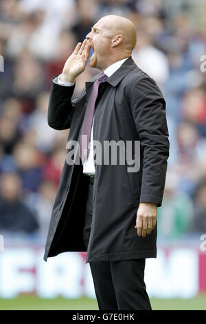 Calcio - Barclays Premier League - Burnley / Sunderland - Turf Moor. Sean Dyche, direttore di Burnley, grida gli ordini dalla linea di contatto Foto Stock