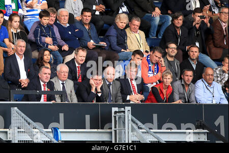 L'ex giocatore di Liverpool Ian Rush (a sinistra), il Chief Executive Officer di Liverpool Ian Ayre (in basso a sinistra), Kenny Dalglish (al centro) e Gary Barlow (a destra) negli stand durante la partita della Barclays Premier League a Loftus Road, Londra. Foto Stock