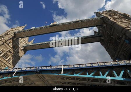 Una vista del Tower Bridge, un ponte combinato di sospensione e di crogiolo a Londra che attraversa il Tamigi vicino alla Torre di Londra, da cui prende il nome. Foto Stock