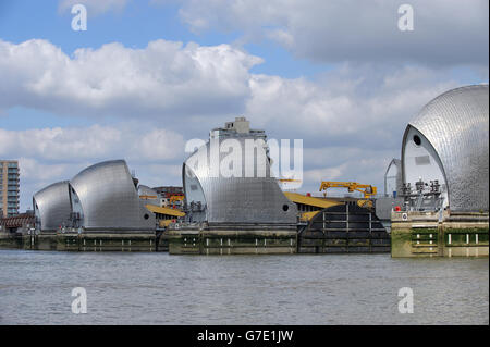 Una vista della barriera del Tamigi, una delle barriere mobili più grandi al mondo, che attraversa il Tamigi da Silvertown a Londra est a Woolwich nel sud-est di Londra. Foto Stock