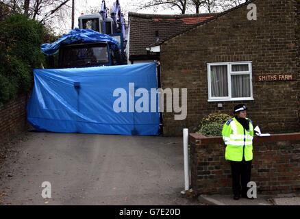 La scena, dopo che una caccia all'omicidio è stata lanciata dopo che una donna è stata schiacciata a morte da un camion come ha cercato di impedire ai ladri di rubare il veicolo. La donna è stata fissata a un muro presso la casa colonica di Kensington Road, Northolt, Londra occidentale. Questo pomeriggio il suo corpo è rimasto sulla scena dove è stata uccisa mentre gli investigatori hanno pianificato una delicata operazione per rimuoverlo. Foto Stock