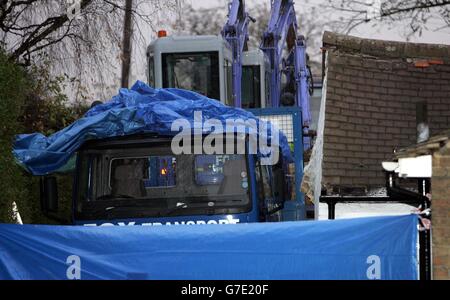 La scena, dopo che una caccia all'omicidio è stata lanciata dopo che una donna è stata schiacciata a morte da un camion come ha cercato di impedire ai ladri di rubare il veicolo. La donna è stata fissata a un muro presso la casa colonica di Kensington Road, Northolt, Londra occidentale. Questo pomeriggio il suo corpo è rimasto sulla scena dove è stata uccisa mentre gli investigatori hanno pianificato una delicata operazione per rimuoverlo. Foto Stock