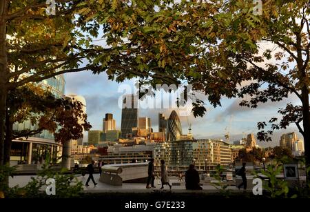 La città di Londra è vista sullo sfondo mentre i pendolari passano i colori autunnali, Londra. Foto Stock