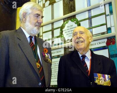 William Speakman-Pitts VC (a sinistra) e il col. Stuart Archer GC, si incontrano al servizio di dedica, guidato dal segretario alla Difesa Geoff Hoon, di un nuovo memoriale permanente ai destinatari della Victoria e George Cross, presso la nuova sede del Ministero della Difesa nel centro di Londra. Il monumento è composto da una statua in bronzo e da una vetrata disegnata da donne anziane di Eastwood e Broxtowe nel Nottinghamshire. Foto Stock