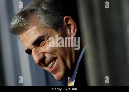 Liam Doran, Segretario Generale attende l'arrivo del Ministro della Sanità Mary Harney fuori dall'edificio Whitworth, Dublino, che si rivolse all'Assemblea generale delle infermiere A&e dell'Irish Nurses Orginiasation (INO). Foto Stock